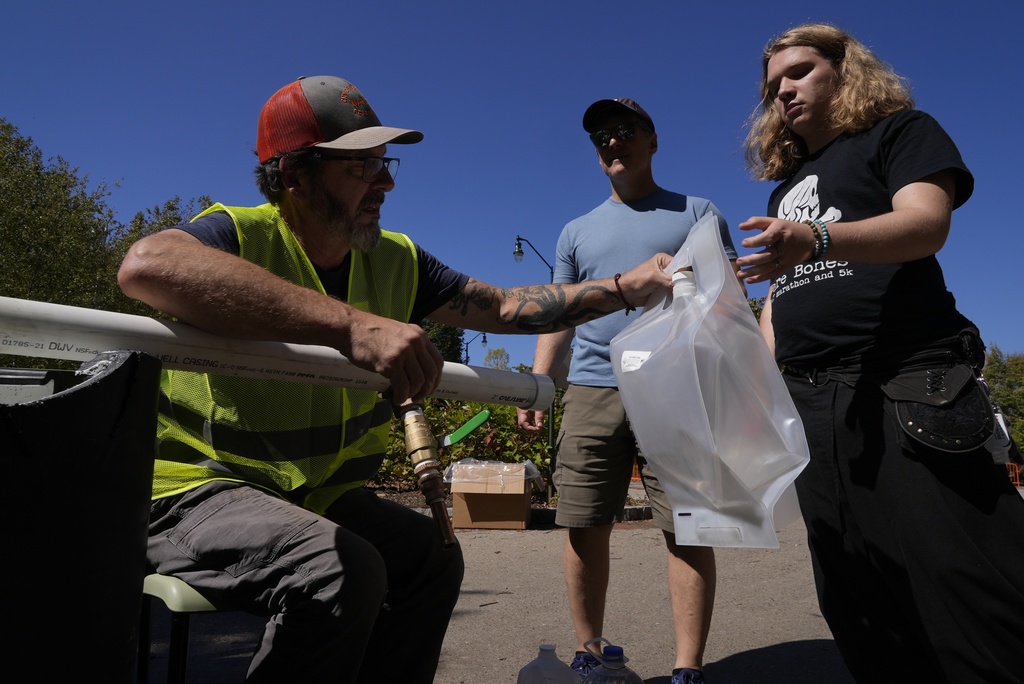 A week after Helene hit, thousands still without water struggle to find ...